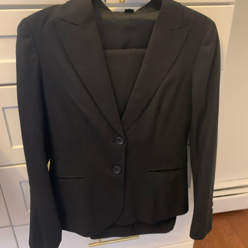 Theory Suit with pockets and button up sleeve. size 6 blazer size 4 pant